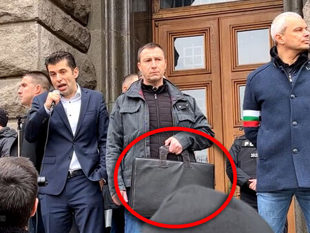 Кой е човекът от лявата страна на премиера Кирил Петков и какво държи в ръцете си