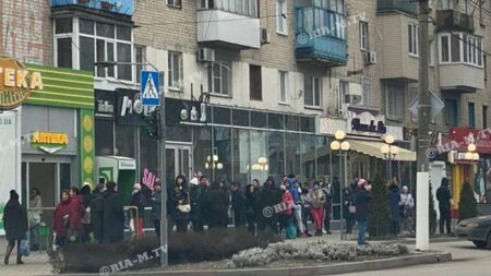 Опашки пред банкоматите и за гориво в Украйна, киевчани напускат града