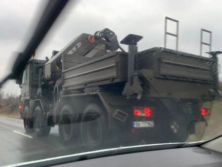 Камиони на БА пътуват към границата с Малко Търново. Военният министър сгафи: Още не говорим за война