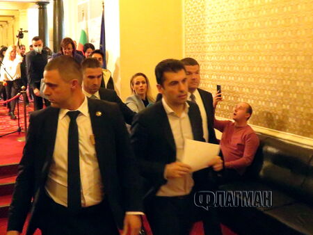 Кирил Петков и Нинова извънредно в парламента: БСП се цепи за Русия - не иска санкции
