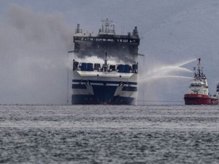 Продължава спасителната акция на изгорелия ферибот край Корфу