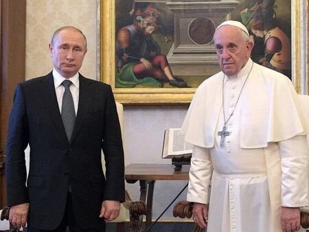 Прецедент: Папата на крака при руския посланик