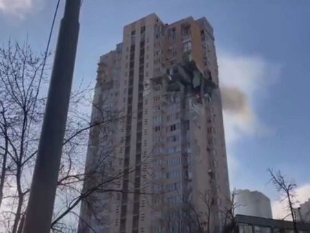 Улични боеве в Киев, има ранени деца, крилата ракета удари жилищен блок (ВИДЕО)