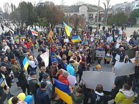 Над 200 протестират срещу Путин в Бургас, зоват за събарянето на съветския паметник