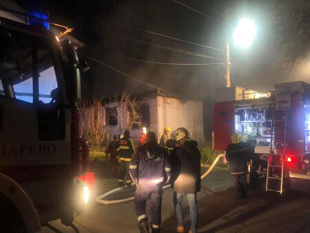 Извънредно: Голям пожар в Ахтопол, мъж оцеля по чудо