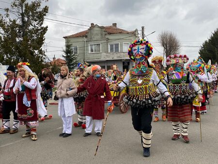 Камено гони лошото с кукери, десетки взеха участие в шествието с маски и чанове