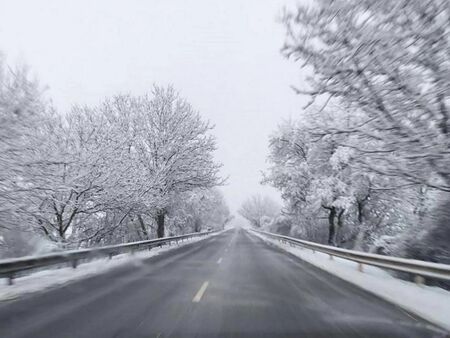 Бургазлийка: АПИ, използвайте ги тия снегорини, пътят от Болярово до Средец е ад