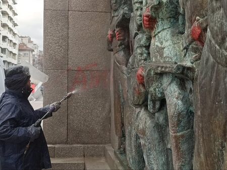 Почистиха съветския паметник в Бургас, но не е ли време да заменим Альоша със Свети Николай