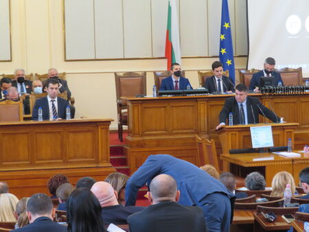 Зафиров: Ще гласуваме „за“ смяната на военния министър, БСП няма как да хвърли страната в хаос в момента