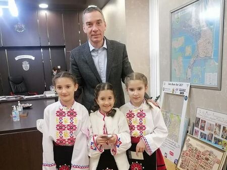 Учениците от ОУ „П. Р. Славейков“ посетиха Община Бургас, закичиха кмета Николов с мартеничка