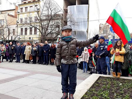 Бургас чества най-необичайния 3 март, продавачите скриха руските знамена, а две жени се сбиха (ОБЗОР)