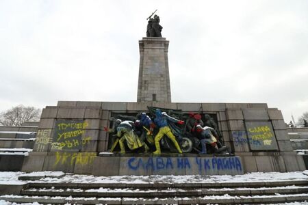 Шефът на първо РУ пое отговорност за грешки при задържането на младежи, драскали по паметник