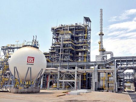 Лукойл Нефтохим Бургас АД: Рафинерията работи на пълния си капацитет и няма проблеми с доставките на суровини