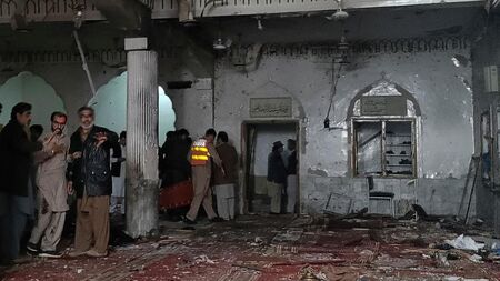 Мощен взрив в джамия в Пакистан, над 30 души са загинали