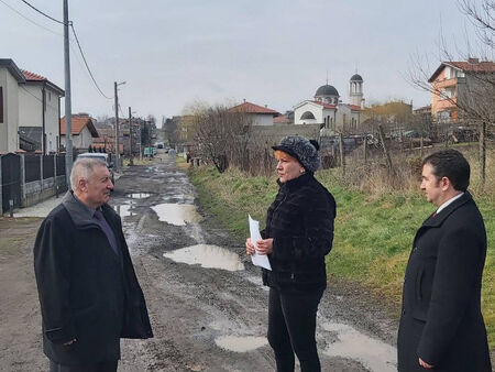 Областният управител направи обход на Твърдица заедно с кандидата за кмет от БСП