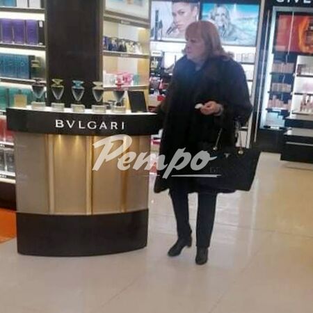 Богдана на шопинг за скъпа козметика без маска