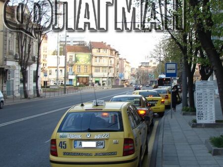 Таксиметрови шофьори от Бургас към ОбС: Половината колеги фалираха, позволете ни незабавно да вдигнем цените
