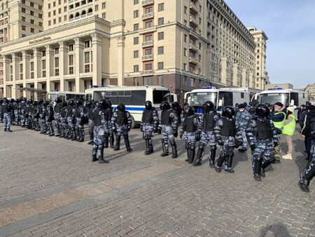 Полицията арестува наред в цяла Русия протестиращи за мир в Украйна