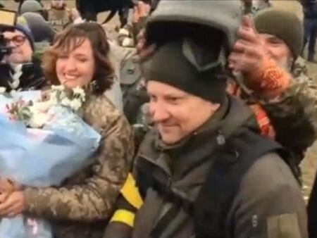 Сватба на фронта, двама украински военни се венчаха