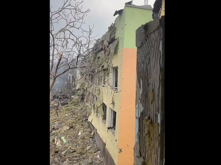 Руските самолети са бомбардирали детска болница в Мариупол, Зеленски показа ужасяващи кадри (ВИДЕО)