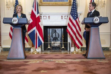 Лондон призовава страните от Г-7 да забранят вноса на руски петрол