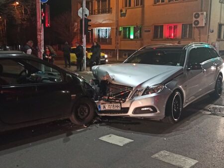 Мерцедес се заби челно в Рено Туинго на ул. „Цар Симеон” в Бургас