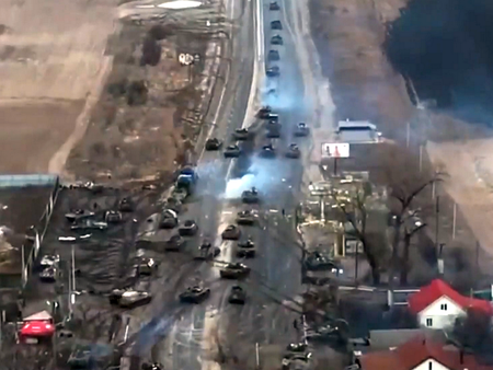Украинските въоръжени сили унищожиха колона от руски танкове край Киев (ВИДЕО)
