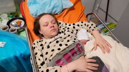 Набедената от Москва за фалшиво бременна от Мариупол роди момиченце