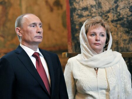 Бившата жена на Путин живее с 20 години по-млад мъж