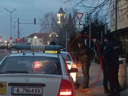 Две патрулки заклещиха бургаско БМВ до пристанището, тестват шофьора за дрога
