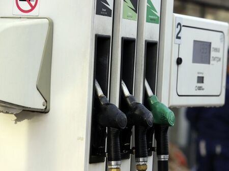 Франция въвежда субсидия от 15 евроцента на литър гориво