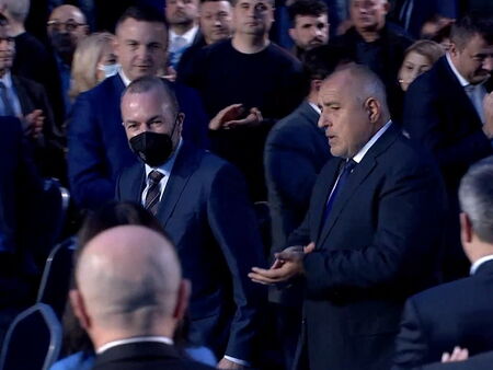 Лидер на ЕНП пристигна на форума на ГЕРБ – само той носи маска