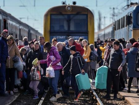 МВнР препоръчва българите незабавно да се евакуират от Украйна с влак