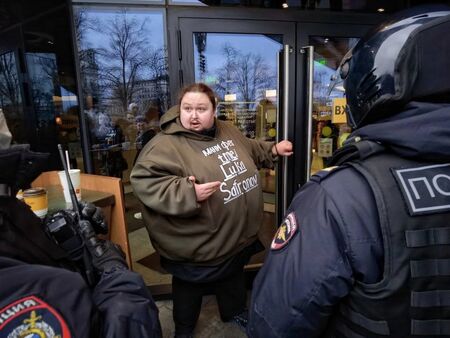 270-килограмов пианист се закопча с белезници за вратата на Макдоналдс на площад „Пушкински“ в Москва