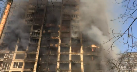Двама души загинаха при удар срещу 15-етажен жилищен блок в Киев (ВИДЕО)