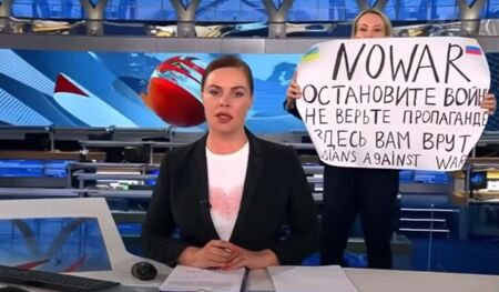 След протеста в руския ефир: Адвокатът на Овсяникова не може да се свърже с нея