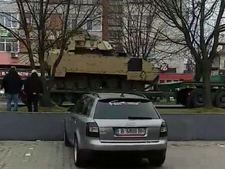 Американска военна техника преминава по „Москва“, главната на Карнобат