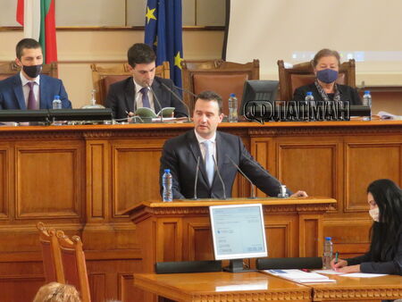 ГЕРБ чакат Кирил Петков в парламента да обясни какво значи „форсмажор“, БСП и ДПС викат Нинова
