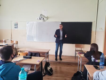 Бургаски окръжен съдия представи ролята на правото в гражданското общество пред ученици от Математическата гимназия