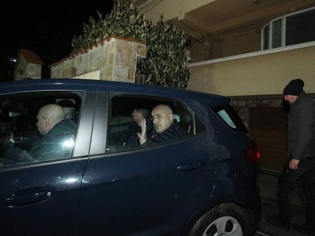 Изведоха Борисов от къщата му, следва арест за 24 часа по закона за МВР