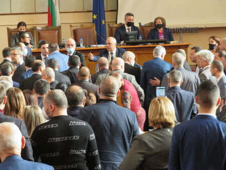 Суматоха в НС заради ареста на Борисов: Депутати от ГЕРБ и БСП се блъскат пред трибуната