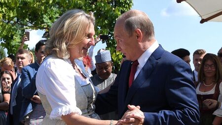 Путин е подарил скъпи бижута на бивша австрийска министърка