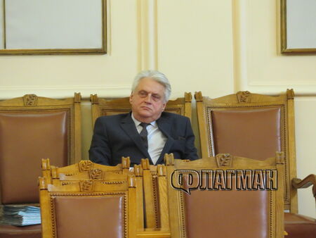 Бойко Рашков пристигна видимо доволен в парламента след ареста на Борисов, финтира медиите