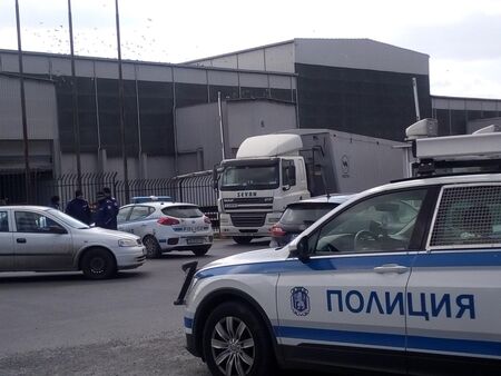 Извънредно! Полиция блокира зърнобазата на Севан, спря 50 камиона да не товарят кораб