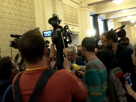 Кордон депутати от ПП изведе Рашков от парламента, за да не коментира ареста на Борисов