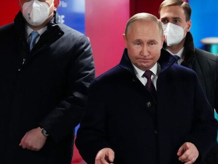 Путин уволнил 1000 подчинени от страх да не бъде отровен