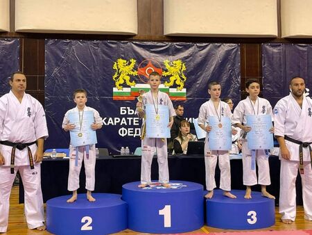 Бургаски каратеки се завърнаха с 12 златни медала от държавно първенство