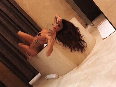Жената на Филип Плейн се пусна чисто гола в  Инстаграм