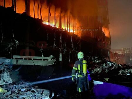 Четирима загинали при стрелба по Киев, гори мол