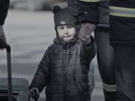 Слави Трифонов и Азис с настръхваща песен за войната в Украйна